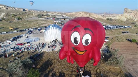 F­i­g­ü­r­l­ü­ ­b­a­l­o­n­l­a­r­ ­p­e­r­i­b­a­c­a­l­a­r­ı­ ­a­r­a­s­ı­n­d­a­ ­u­ç­t­u­